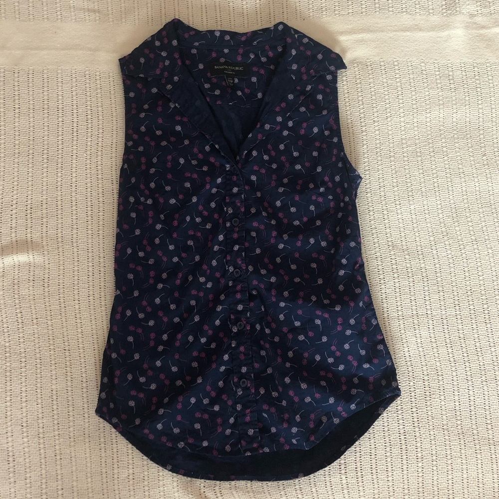 sleeveless Banana Republic printed blouse (00P)